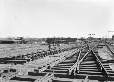 167354 Afbeelding van het samenstellen van een wisselcompex 1:9 NP 46, bestemd voor het nieuwe emplacement te ...